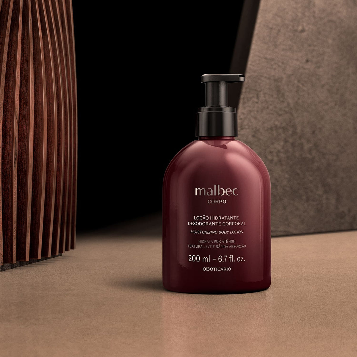 Malbec Corpo Loção Hidratante flacon bordeaux sur fond bois et béton 200ml