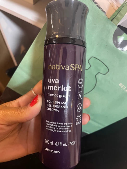 NativaSPA Uva Merlot Body Splash tenu en main 200ml