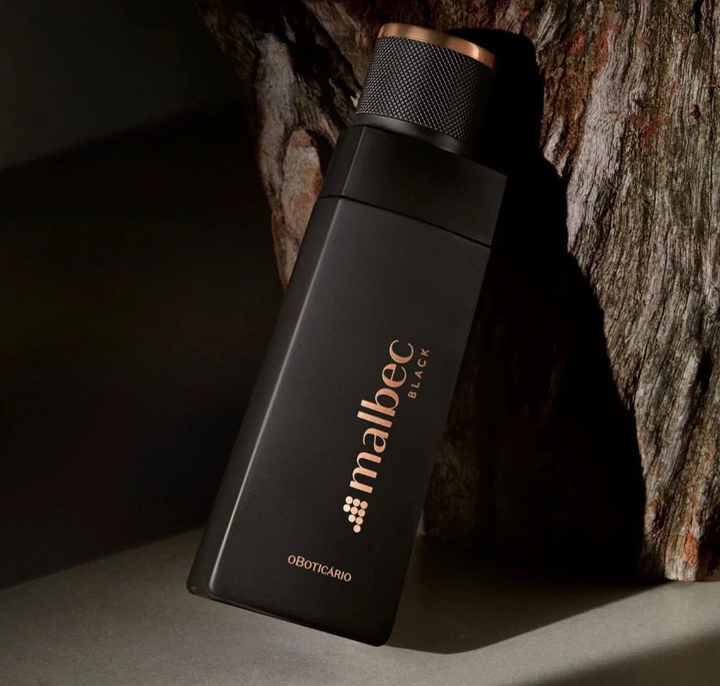 Malbec Black EDT flacon noir appuyé contre un arbre 100ml