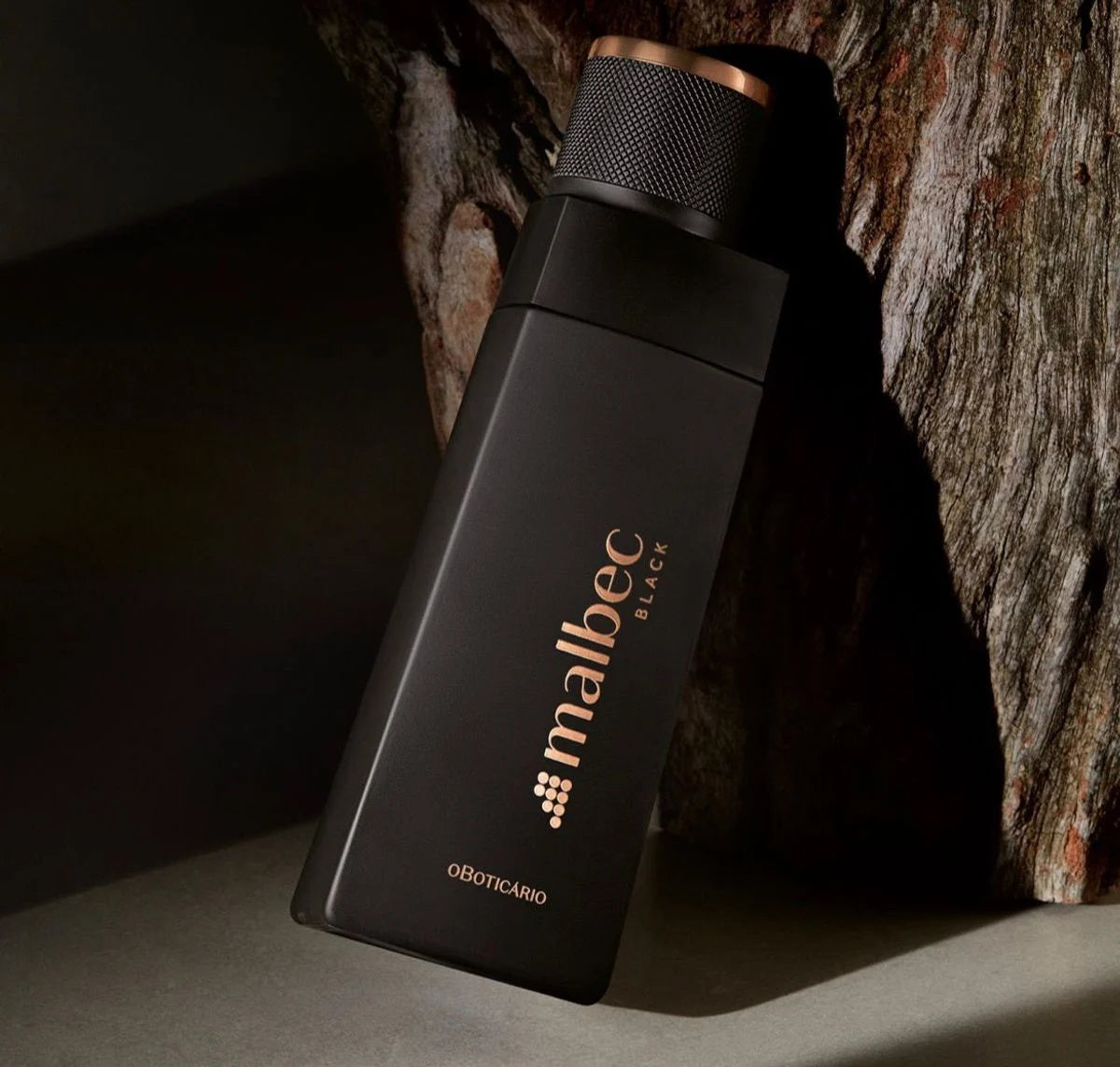 Malbec Black EDT flacon noir appuyé contre un arbre 100ml