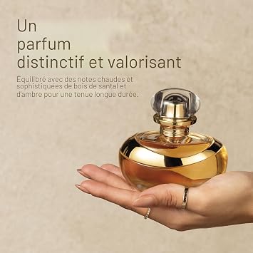 Flacon doré Lily Eau de Parfum O Boticário tenu dans une main - Parfum distinctif et valorisant