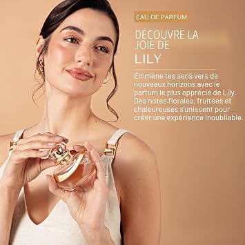 Femme tenant le flacon Lily Eau de Parfum O Boticário - Fragrance florale féminine