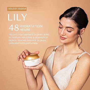 Femme tenant la crème Lily O Boticário - 48h d'hydratation