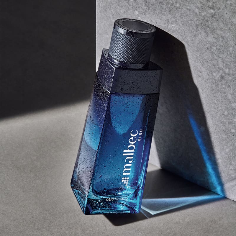 Malbec Bleu EDT flacon bleu appuyé contre un mur 100ml