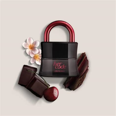 Flacon cadenas Her Code Climax O Boticário sur fond clair avec chocolat et fleurs