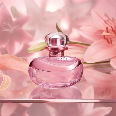 Flacon Lily Love Eau de Parfum O Boticário entouré de fleurs roses