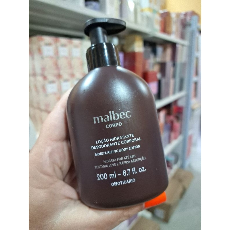 Malbec Corpo Loção Hidratante flacon brun tenu en main en magasin 200ml