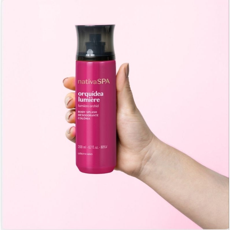 NativaSPA Orquídea Lumière Body Splash tenu en main 200ml